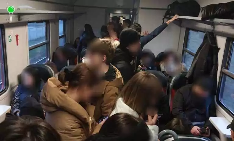 Pasażerowie jak sardynki – tłok w pociągach do Gdańska (FOTO: Agnieszka/FB)
