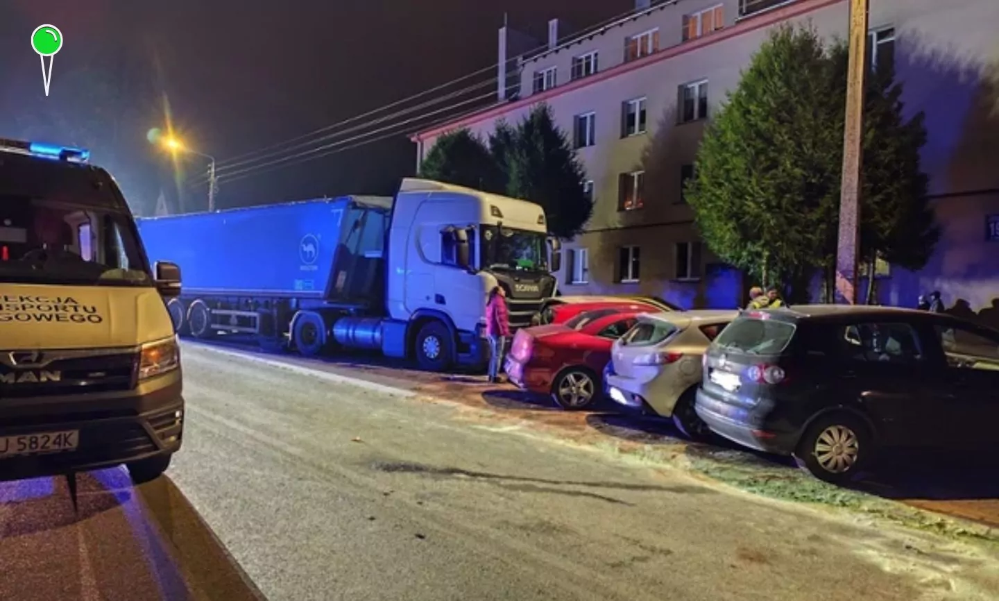Ciężarówka w Sztumie staranowała 11 aut. Ogromne straty (FOTO: OSP Postolin)