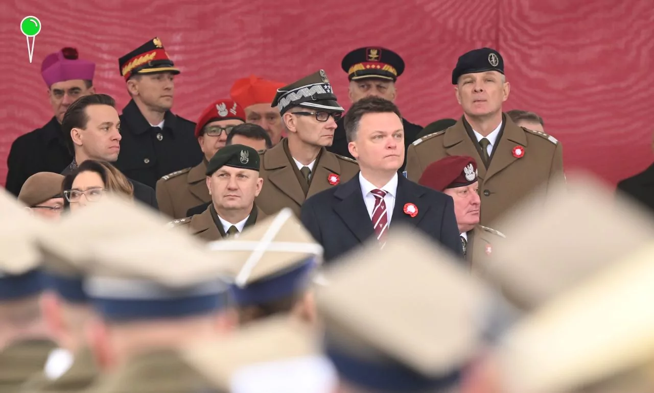 Gwizdy i okrzyki na powitanie Szymona Hołowni (FOTO: Sejm/X)