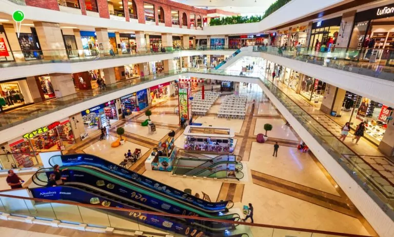 Spadek ruchu w galeriach handlowych – analiza III kwartału 2024 (FOTO: canva.com)