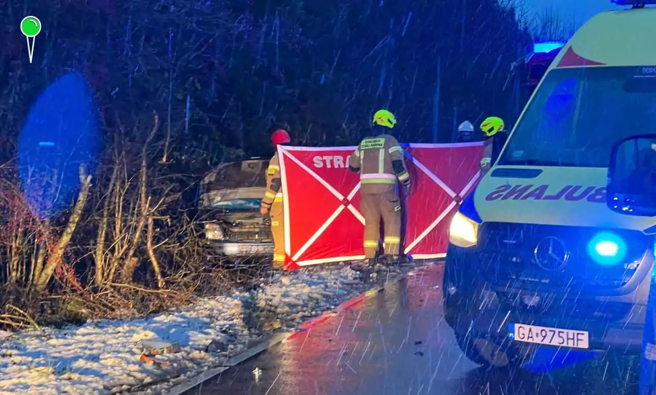 Tragiczne zderzenie forda z lawetą pod Lęborkiem (FOTO: remiza.pl)