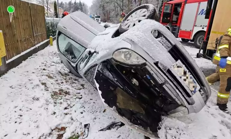 Wypadek w Dobojewie. Nie żyje kierowca (FOTO: PSP Człuchów)