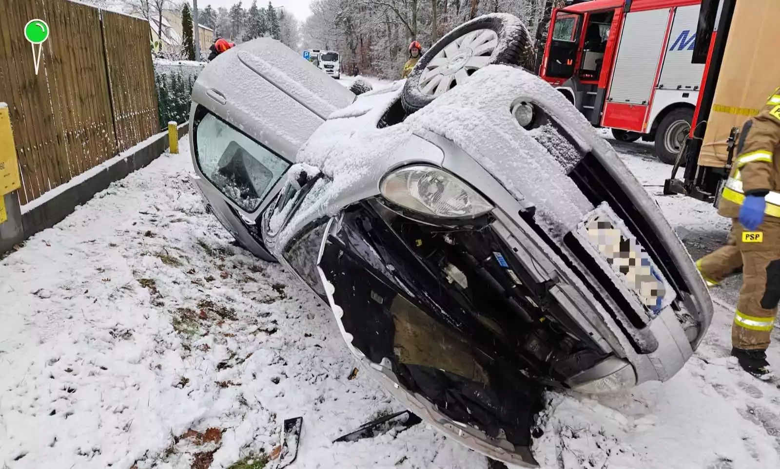 Wypadek w Dobojewie. Nie żyje kierowca (FOTO: PSP Człuchów)