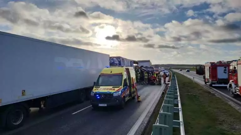 Groźny wypadek na A1. Zderzenie trzech ciężarówek (FOTO: KWPSP Gdańsk)
