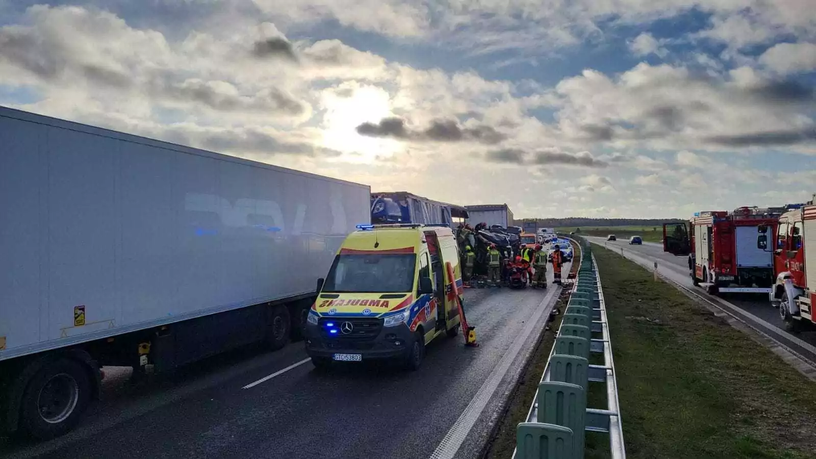 Groźny wypadek na A1. Zderzenie trzech ciężarówek (FOTO: KWPSP Gdańsk)