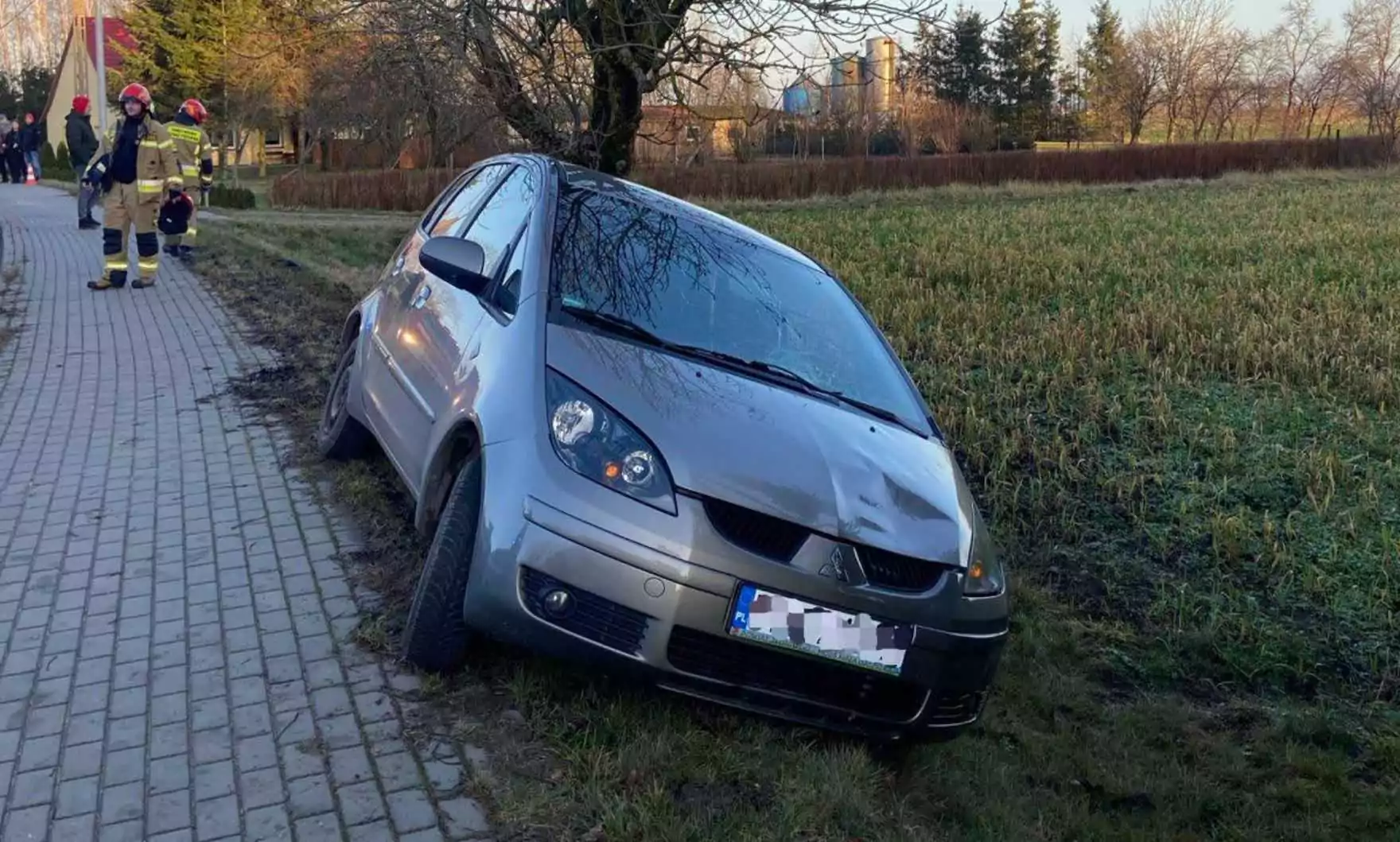 Starszy kierowca potrącił dzieci pod Człuchowem (FOTO: KPSP Czluchów)