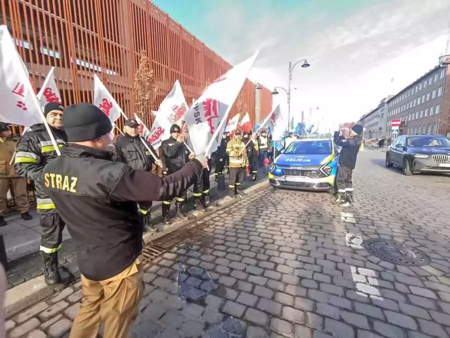 Protest służb mundurowych w Gdańsku. Pół tysiąca osób na ulicy (FOTO: wbijamszpile.pl)