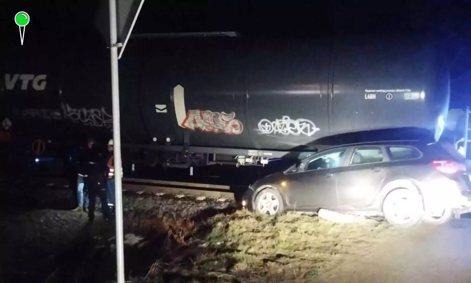 W Dębogórzu nieopodal Gdyni na niestrzeżonym przejeździe kolejowym doszło do groźnie wyglądającej kolizji. 41-letni kierowca opla zderzył się z lokomotywą, ignorując wcześniej znak STOP (FOTO: KPP Puck)