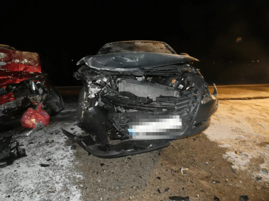Czołowe zderzenie pod Kościerzyną. Młodzi kierowcy za kierownicą (FOTO: KPP Kościerzyna)