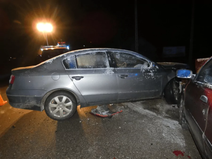 Czołowe zderzenie pod Kościerzyną. Młodzi kierowcy za kierownicą (FOTO: KPP Kościerzyna)