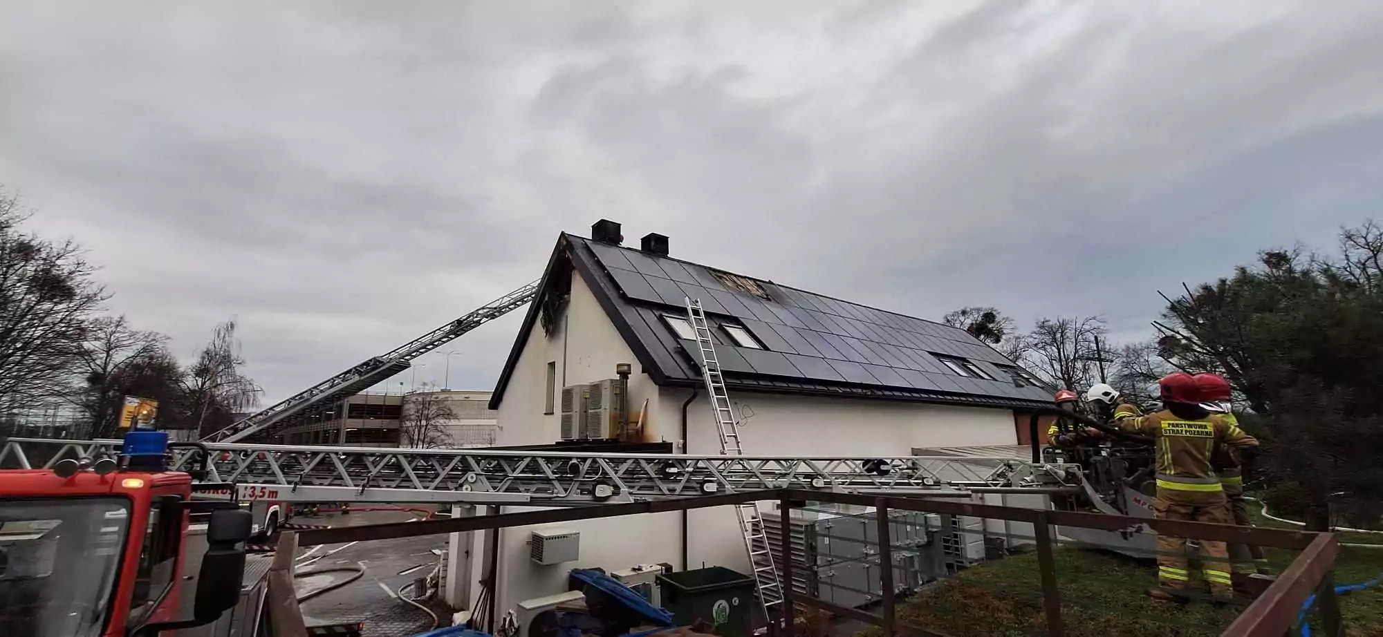 Pożar w restauracji w Gdyni. Ewakuowano 60 osób (FOTO: KWPSP Gdańsk)