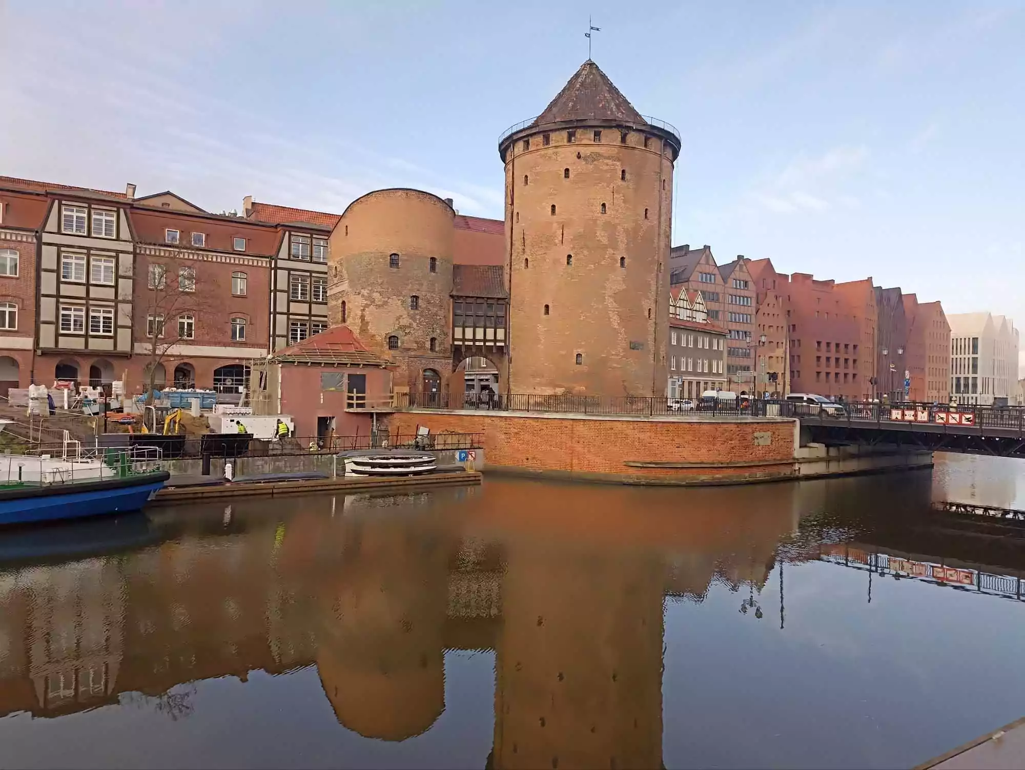 Odwach przy Stągwiach Mlecznych w Gdańsku rośnie (FOTO: wbijamszpile.pl)