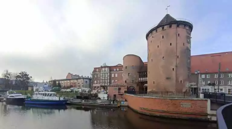 Odwach przy Stągwiach Mlecznych w Gdańsku już jest widoczny (FOTO: wbijamszpile.pl)