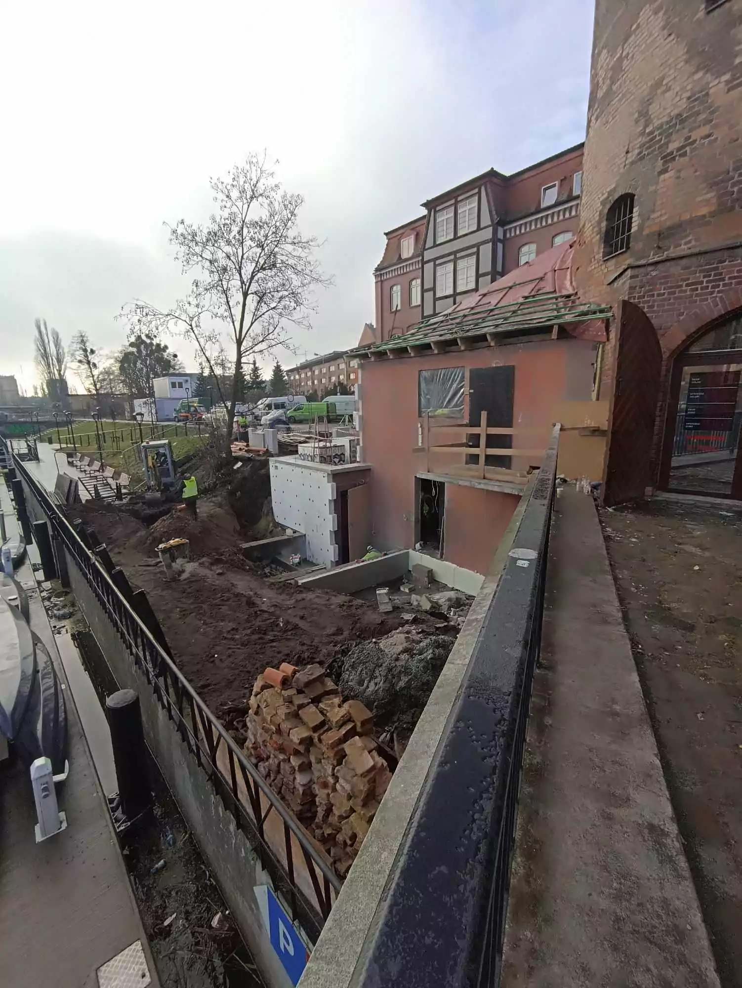 Odwach przy Stągwiach Mlecznych w Gdańsku rośnie (FOTO: wbijamszpile.pl)