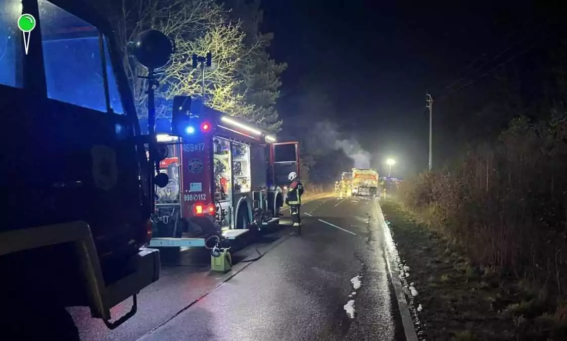Nocny pożar ciężarówki z marchwią na Powiślu (FOTO: OSP SADLINKI)