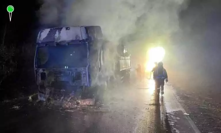 Nocny pożar ciężarówki z marchwią na Powiślu (FOTO: OSP SADLINKI)