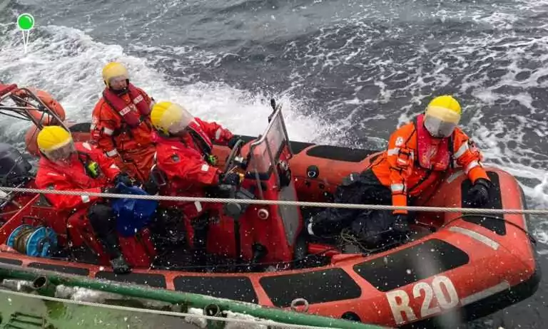 Skok do lodowatej wody z molo w Sopocie – działania straży i SAR (FOTO: SAR/X)