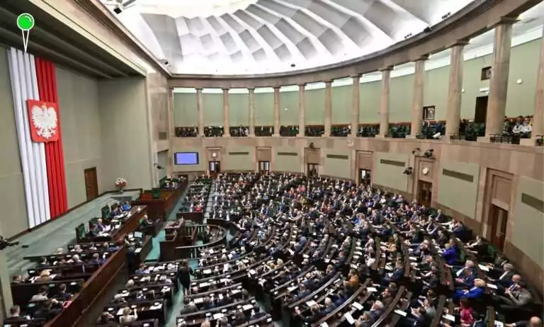 Najnowszy sondaż. PiS wygrywa wybory, Tusk w odwrocie (FOTO: Sejm/X)