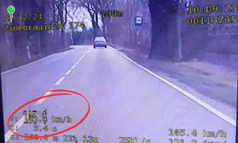 105 km/h w terenie zabudowanym. Surowa kara dla kierowcy (FOTO: KPP Pruszcz Gdański)