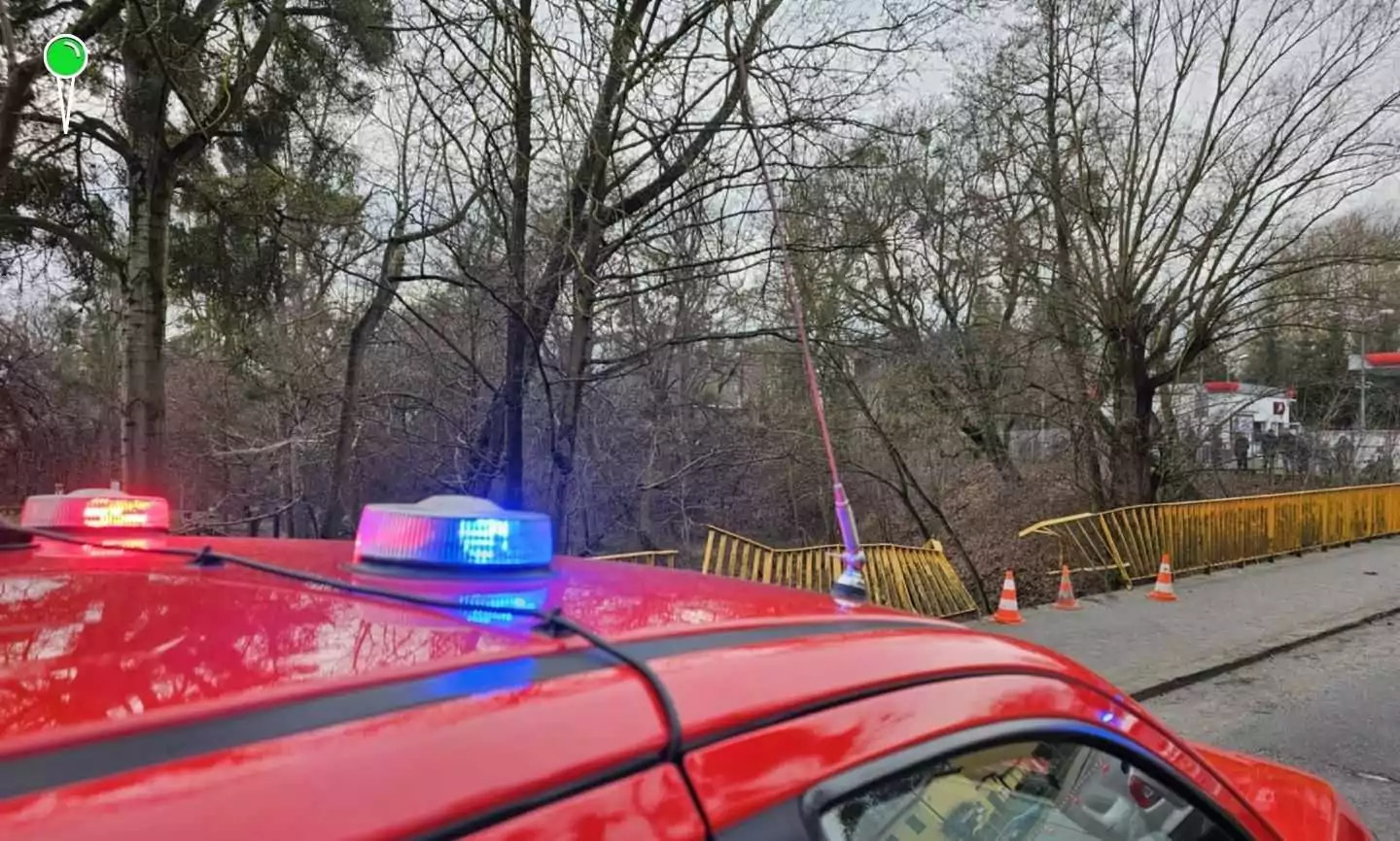 Auto w Pelplinie spadło z mostu do rzeki. Lądował śmigłowiec LPR (FOTO: Miasto Pelplin)