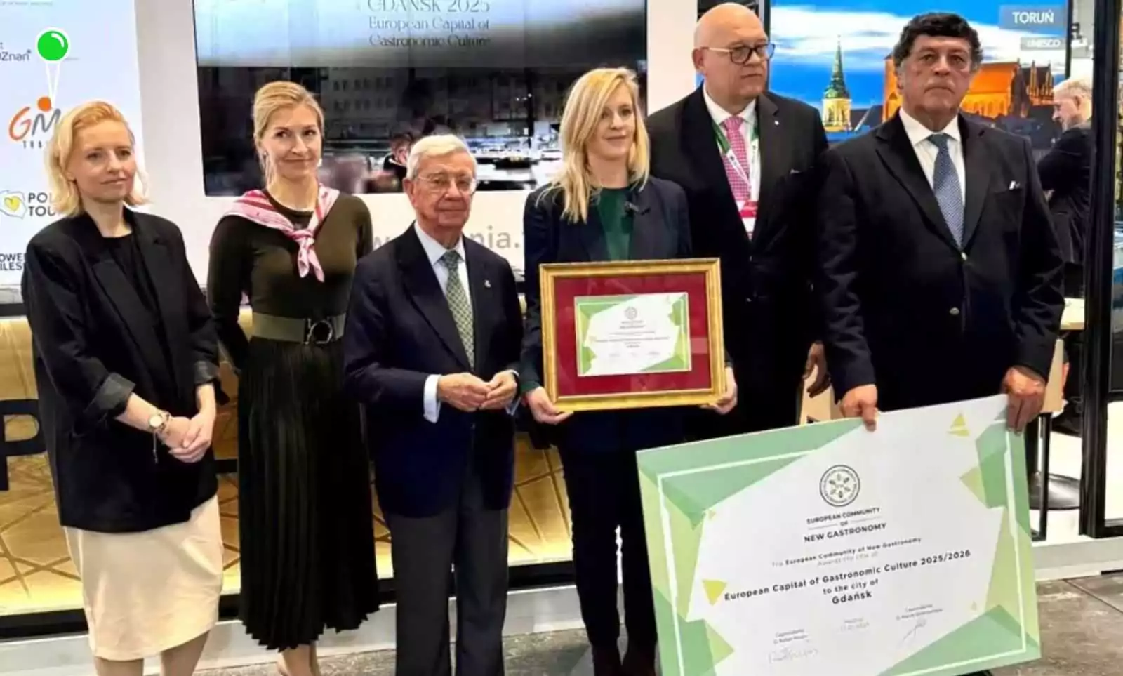 Tytuł dla Gdańska za 25 tys. euro. Ale kto za to płaci? Emilia Lodzińska odbiera w Madrycie tytuł Europejskiej Stolicy Kultury Gastronomicznej 2025 dla Gdańska. Na lewo od wiceprezydent Gdańska stoi Rafael Anson, na prawo - Maciej Dobrzyniecki (FOTO: ECNG)