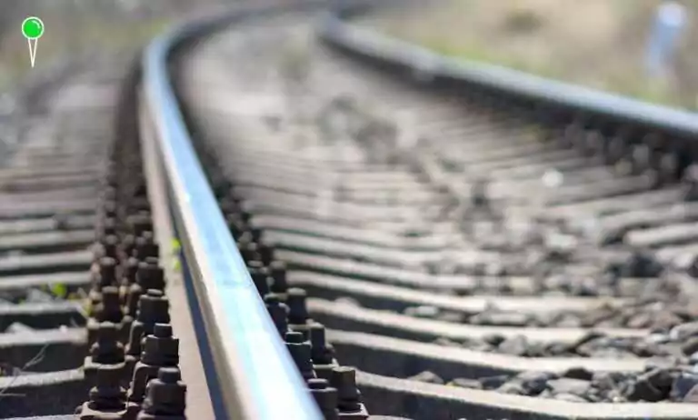 Wypadek przy placu Konstytucji w Gdyni. Szyna uderzyła mężczyznę w głowę (FOTO; canva.com)