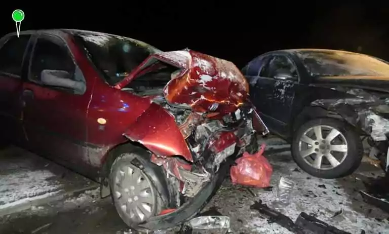 Czołowe zderzenie pod Kościerzyną. Młodzi kierowcy za kierownicą (FOTO: KPP Kościerzyna)