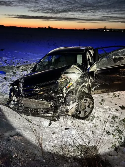 17-latek bez prawa jazdy uderzył w skarpę. Auto należało do matki (FOTO: KPP Malbork)