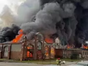Pożar magazynu na gdańskiej Przeróbce. Strażacy w akcji (FOTO: Robert Kwiatek)