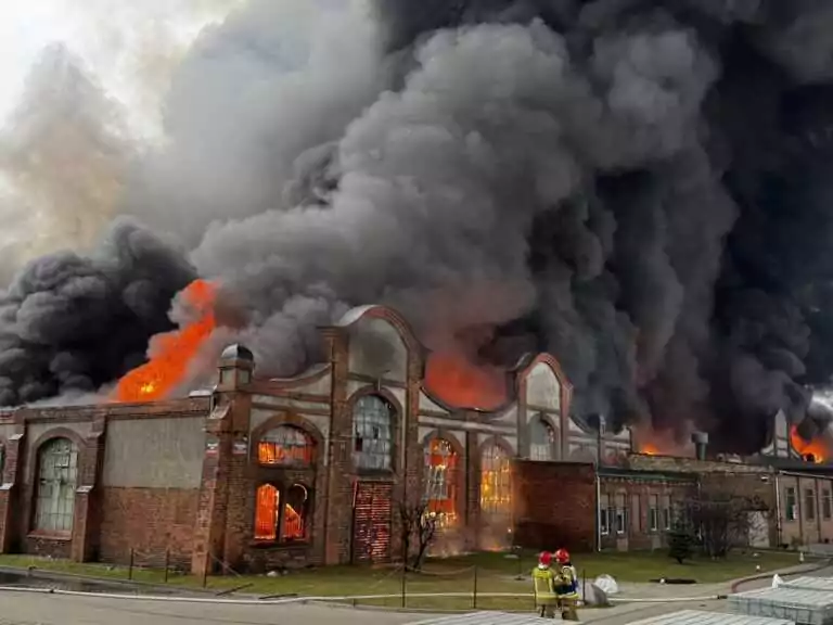 Pożar magazynu na gdańskiej Przeróbce. Strażacy w akcji (FOTO: Robert Kwiatek)