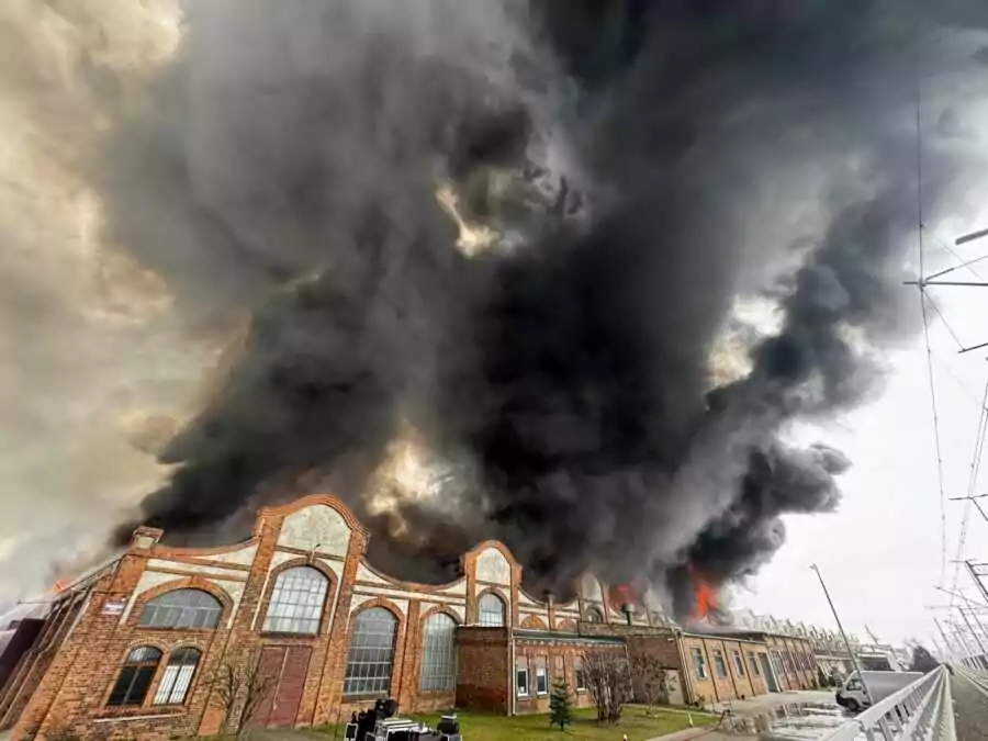 Pożar magazynu na gdańskiej Przeróbce. Strażacy w akcji (FOTO: Robert Kwiatek)