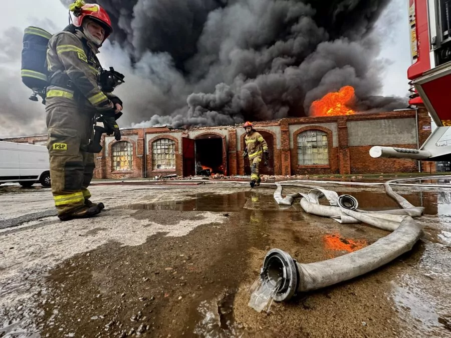Jak strażacy walczyli z ogniem w hali na Przeróbce? Raport (FOTO: Robert Kwiatek)