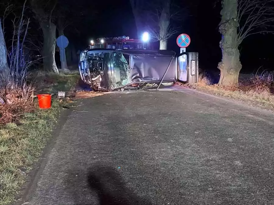 Nocne dachowanie samochodu na Żuławach (FOTO: OSP Szymankowo)