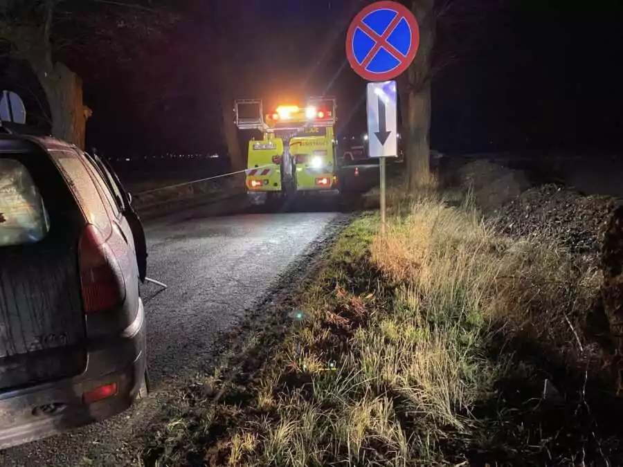 Nocne dachowanie samochodu na Żuławach (FOTO: OSP Szymankowo)