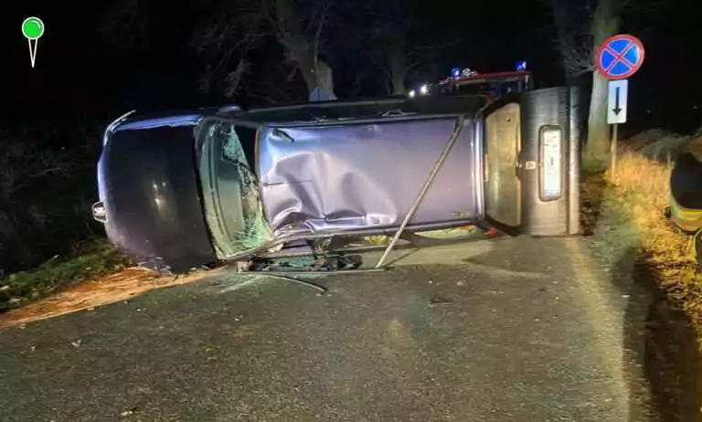 Nocne dachowanie samochodu na Żuławach (FOTO: OSP Szymankowo)