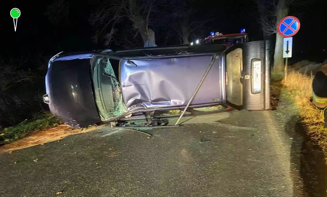 Nocne dachowanie samochodu na Żuławach (FOTO: OSP Szymankowo)