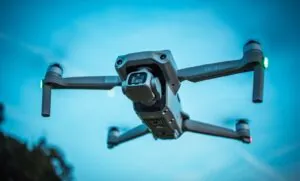 Zakaz lotów dronami nad spaloną halą na gdańskiej Przeróbce (FOTO: canva.com)