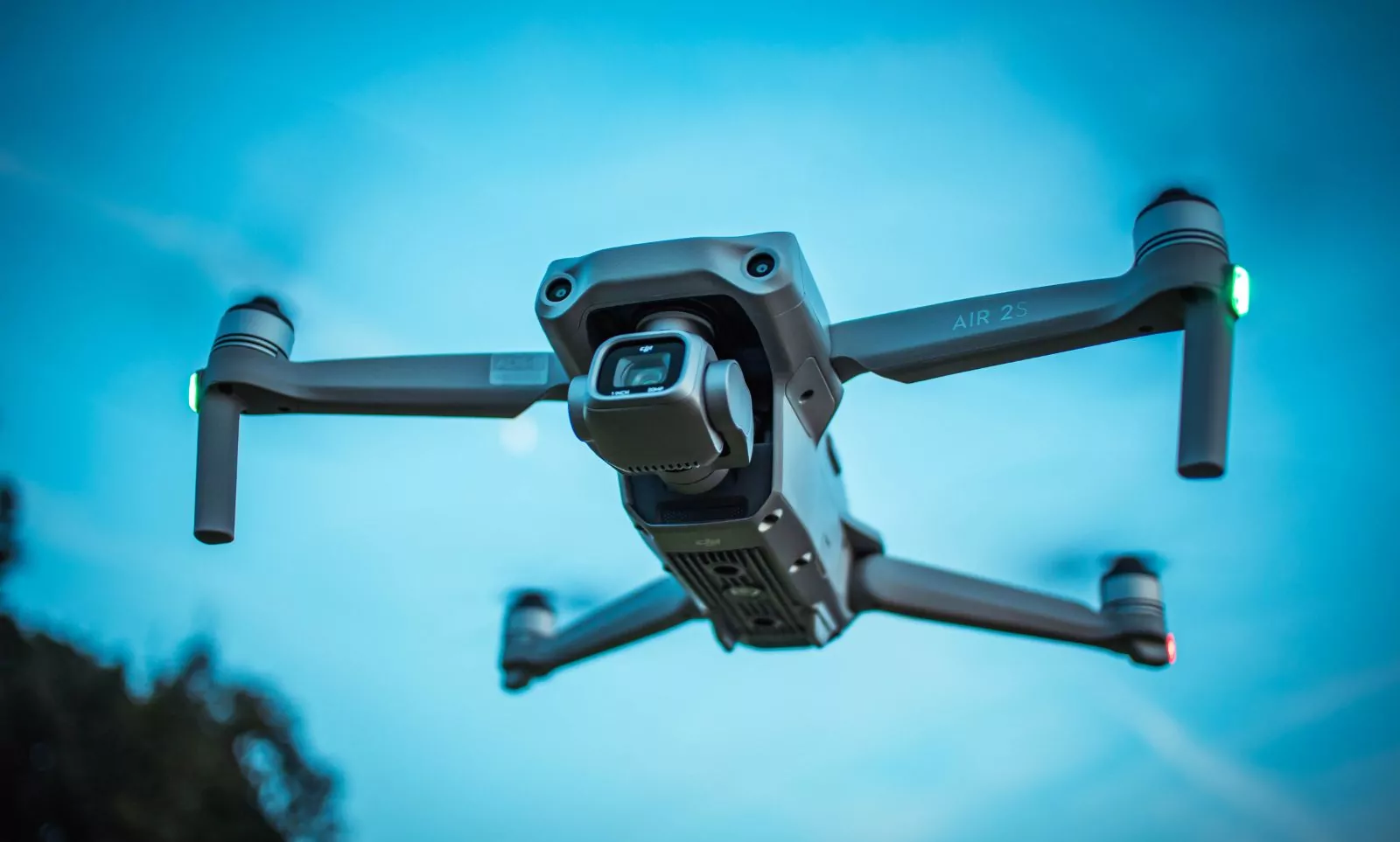 Zakaz lotów dronami nad spaloną halą na gdańskiej Przeróbce (FOTO: canva.com)