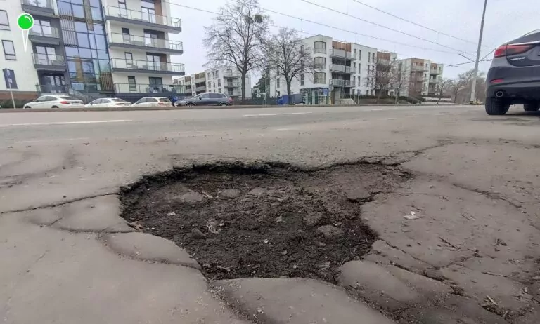 Aleja Hallera w Gdańsku przy plaży pełna dziur. Kiedy remont? (FOTO: wbjamszpile.pl)