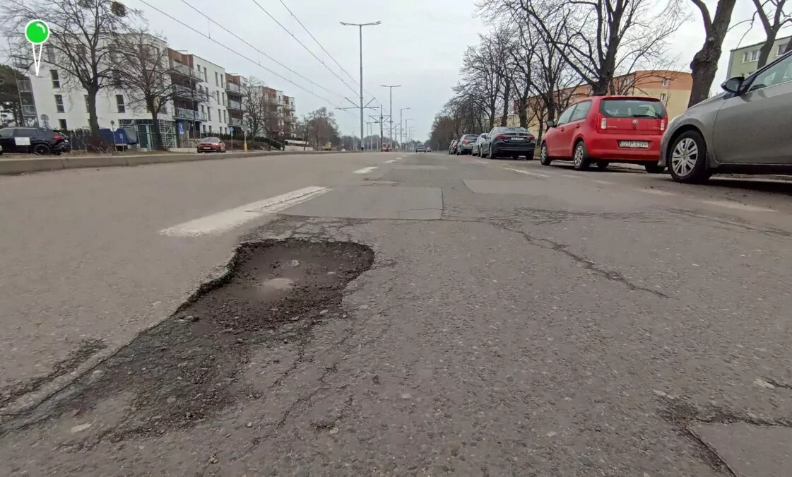 Aleja Hallera w Gdańsku przy plaży pełna dziur. Kiedy remont? (FOTO: wbjamszpile.pl)