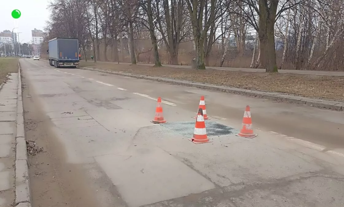 Aleja Hallera w Gdańsku przy plaży pełna dziur. Kiedy remont? (FOTO: wbjamszpile.pl)