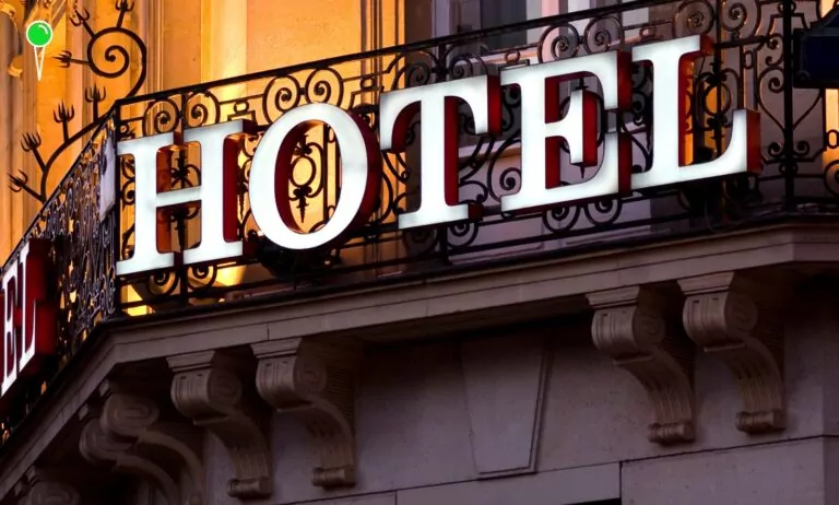 Dramat w Paryżu. Amerykanka wyrzuciła noworodka z okna hotelu (FOTO: canva)