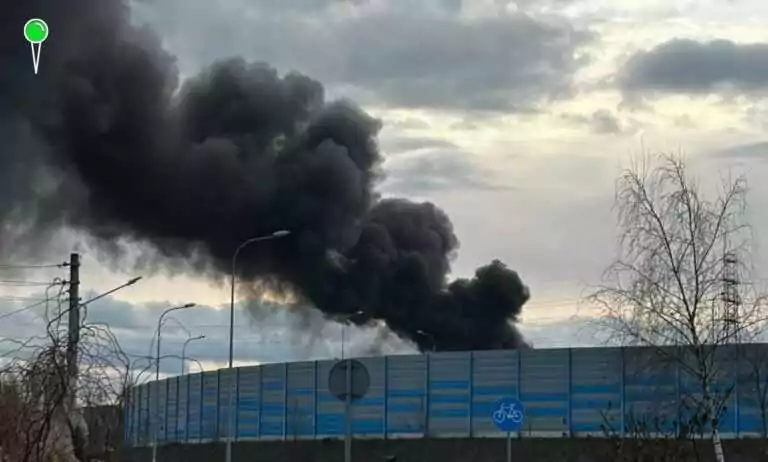 Pożar w Gdańsku na ul. Połęże. Ogień objął namiot i autobus (FOTO: czytelnik wbijamszpile.pl)