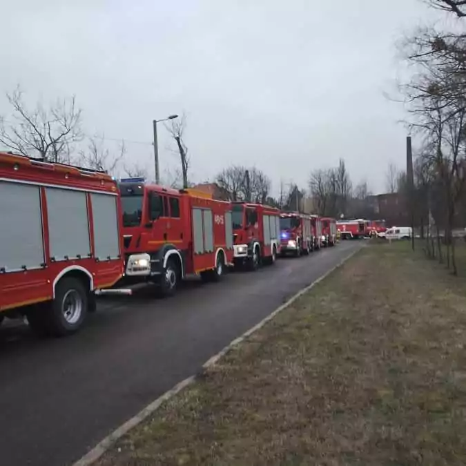 Służby tworzą wodociąg do miejsca pożaru (FOTO: czytelnik wbijmszpile.pl)
