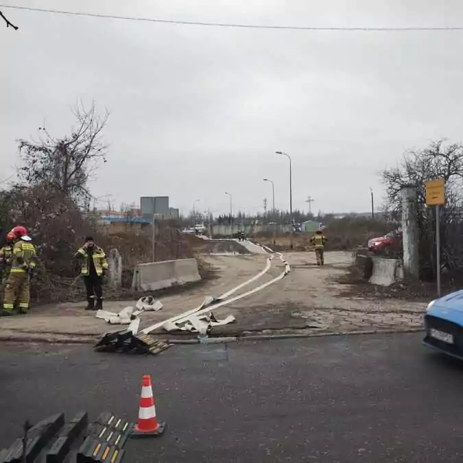 Służby tworzą wodociąg do miejsca pożaru (FOTO: czytelnik wbijmszpile.pl)