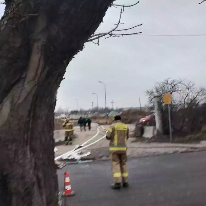 Służby tworzą wodociąg do miejsca pożaru (FOTO: czytelnik wbijmszpile.pl)