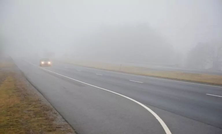 Alert IMGW: mgła na wybrzeżu, trudne warunki na drogach (FOTO: canva.com)