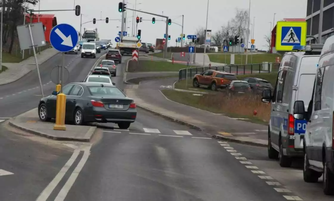 Miejsce potrącenia na ul. Budowlanych. Matka z dzieckiem i 20-latek potrąceni na pasach w Gdańsku (FOTO: KMP Gdańsk)