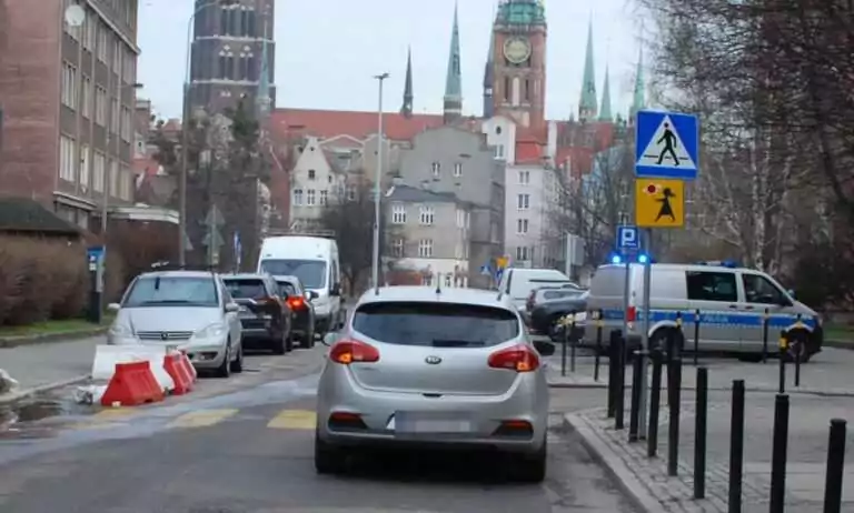Matka z dzieckiem i 20-latek potrąceni na pasach w Gdańsku (FOTO: KMP Gdańsk)