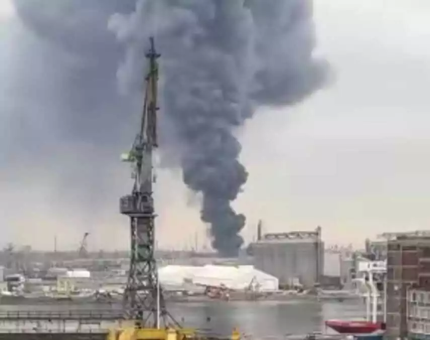 Pożar magazynu na gdańskiej Przeróbce. Strażacy w akcji (FOTO: KWP PSP Gdańsk)